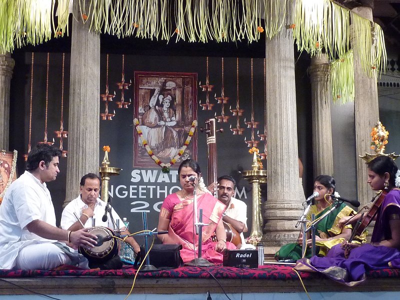 2011Jan08KuthiraMalikaVidyaSwatiSangeethotsavam2011&ThaiRoyalty 024.jpg - Vidya Kalyanaraman with K P Nandhini (violin), Trivandrum Balaji (Mridangam)        Uduppi Sridhar (Ghatam)  &  Bhagyalakshmi  (Morsing)